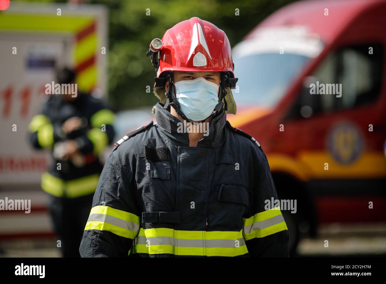 Bukarest, Rumänien - 14. September 2020: Rumänische Feuerwehrleute nehmen an einer Outdoor-Veranstaltung Teil. Stockfoto