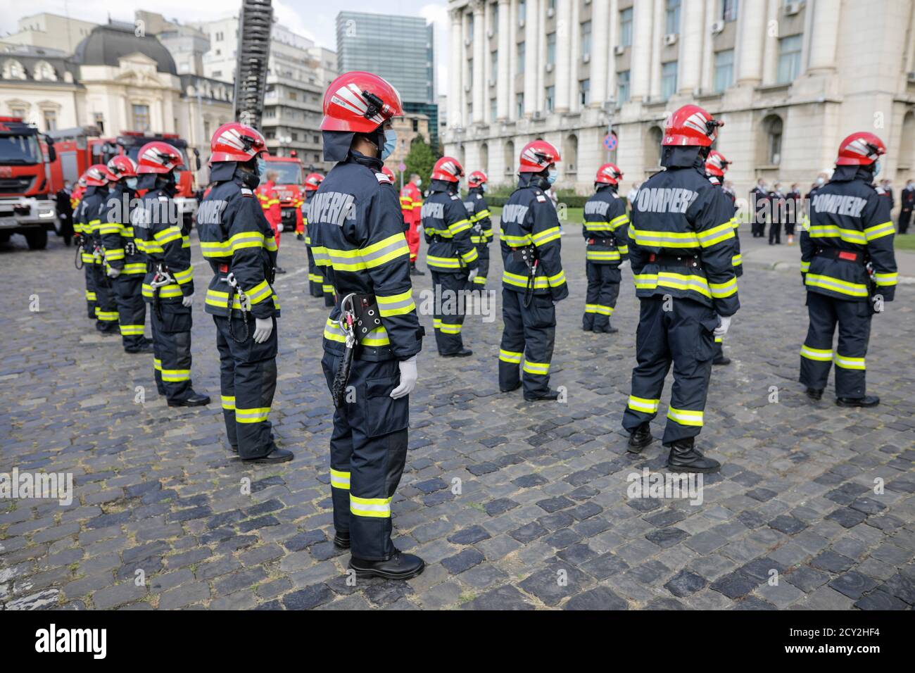 Bukarest, Rumänien - 14. September 2020: Rumänische Feuerwehrleute nehmen an einer Outdoor-Veranstaltung Teil. Stockfoto