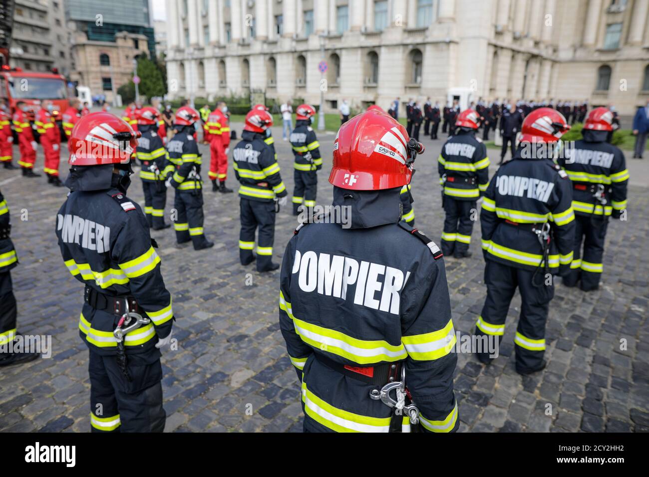 Bukarest, Rumänien - 14. September 2020: Rumänische Feuerwehrleute nehmen an einer Outdoor-Veranstaltung Teil. Stockfoto