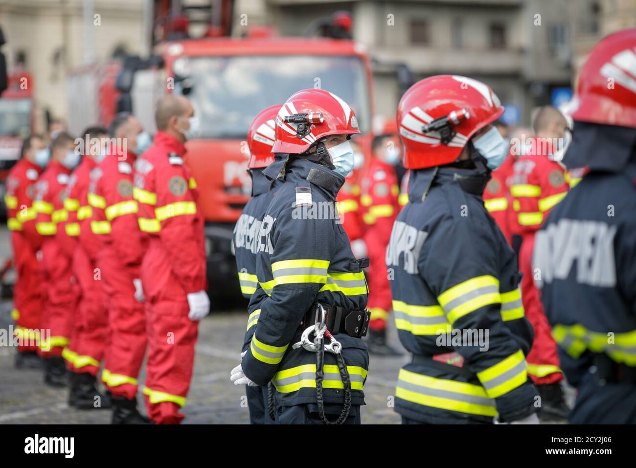 Bukarest, Rumänien - 14. September 2020: Rumänische Feuerwehrleute nehmen an einer Outdoor-Veranstaltung Teil. Stockfoto