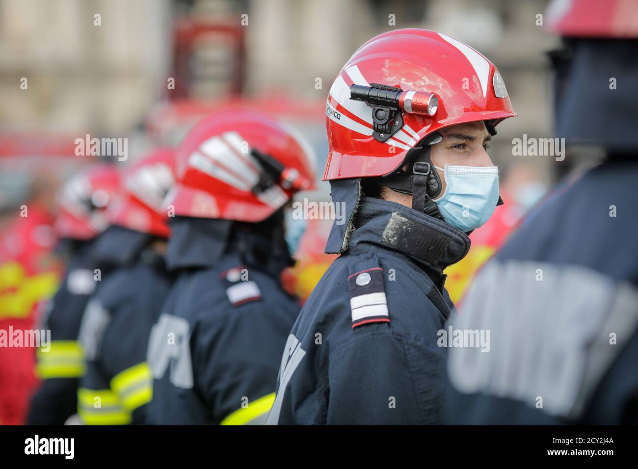 Bukarest, Rumänien - 14. September 2020: Rumänische Feuerwehrleute nehmen an einer Outdoor-Veranstaltung Teil. Stockfoto