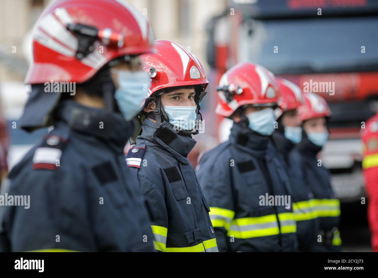 Bukarest, Rumänien - 14. September 2020: Rumänische Feuerwehrleute nehmen an einer Outdoor-Veranstaltung Teil. Stockfoto