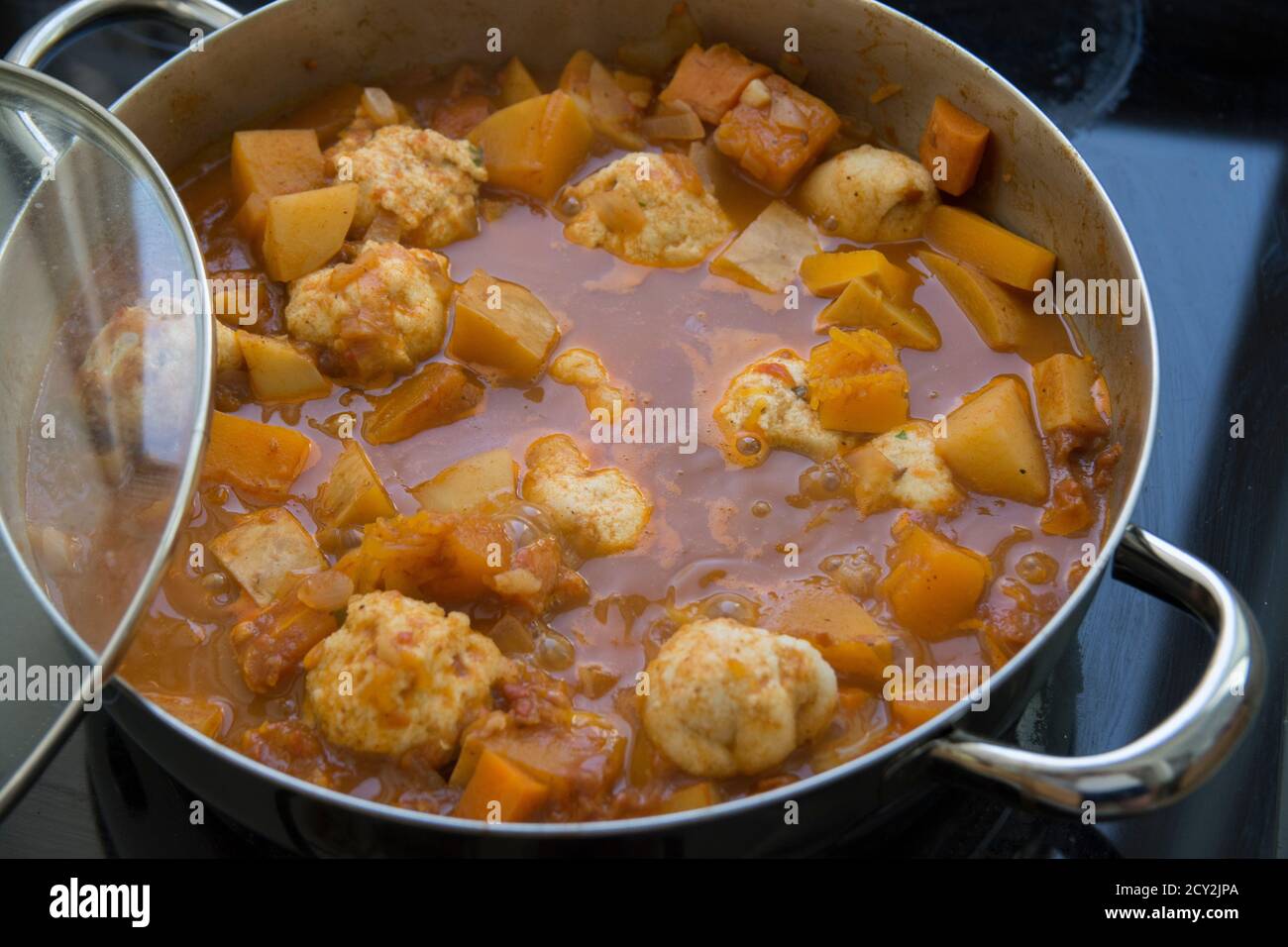 Traditionelle Kürbis-Kubbe-Suppe, ein berühmtes Suppengericht aus dem Nahen Osten, gekocht in einem Topf Stockfoto