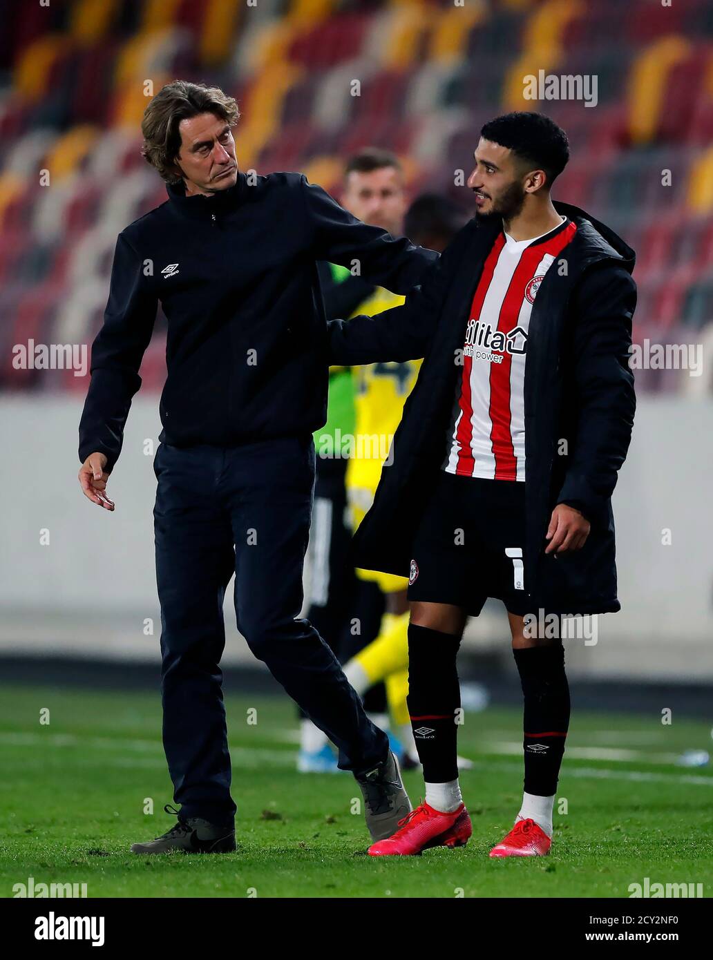 Brentford-Manager Thomas Frank (links) grüßt, sagte Benrahma nach der letzten Pfeife während des Carabao Cup vierten Runde Spiel im Brentford Community Stadium, London. Stockfoto
