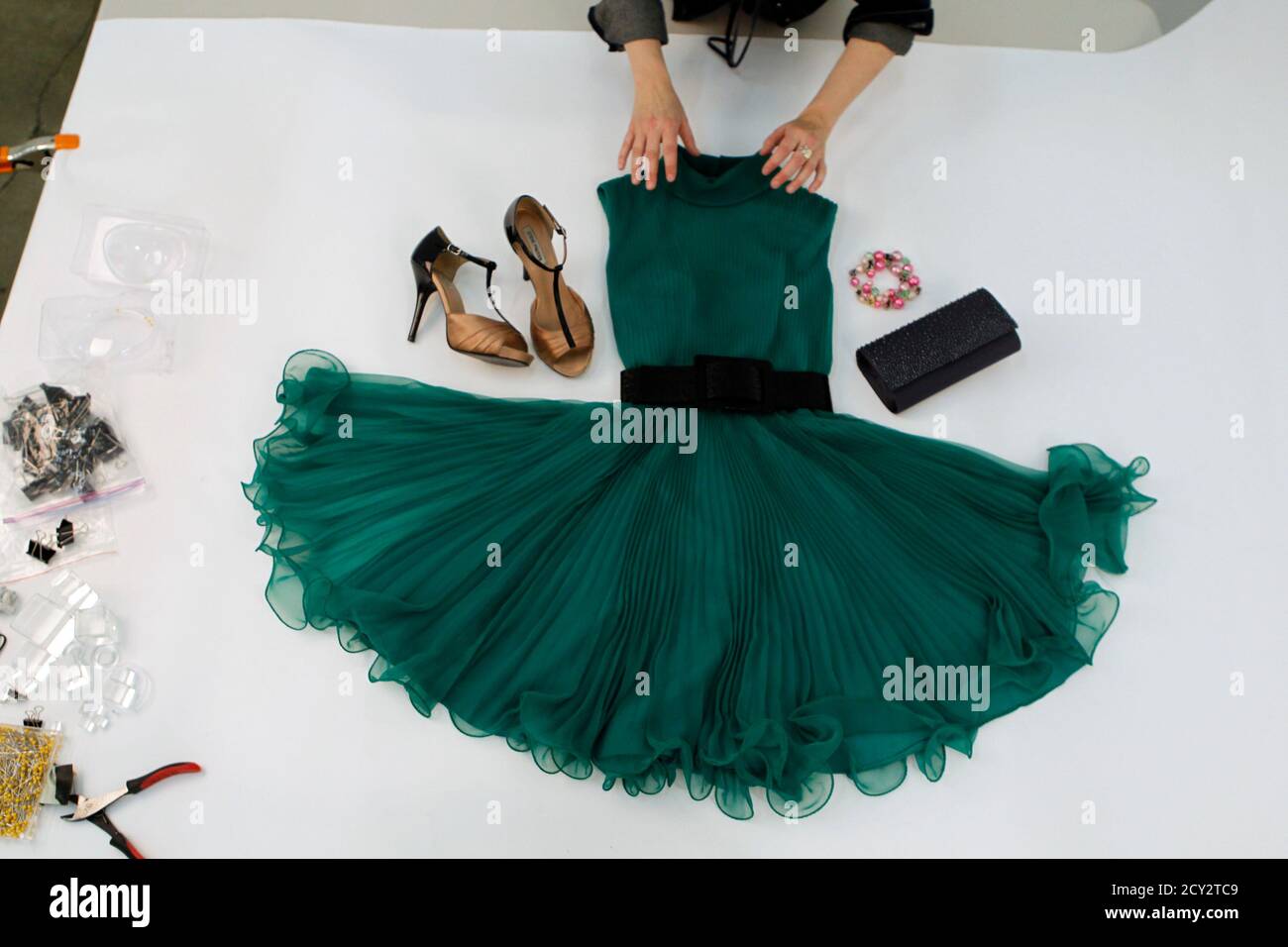 Stylist Danica Suskin bereitet eine Kleidung Anordnung bei einer eBay-Mode-Foto-Shooting  in San Francisco, Kalifornien 4. November 2010. Amazon.com und eBay Inc  sind kämpfen für Fashionistas dieser Urlaubssaison, in der Hoffnung, dass  Verbesserungen