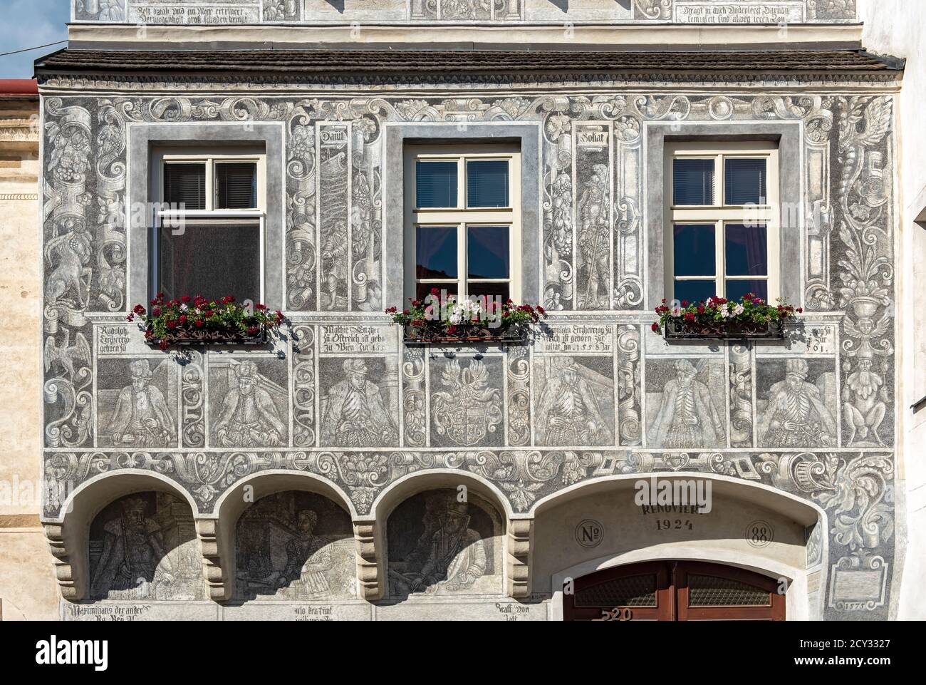 Hausnr 520 mit sgravitti aus Ovids Metamorphosen an der Fassade, Slavonice, Tschechien Stockfoto