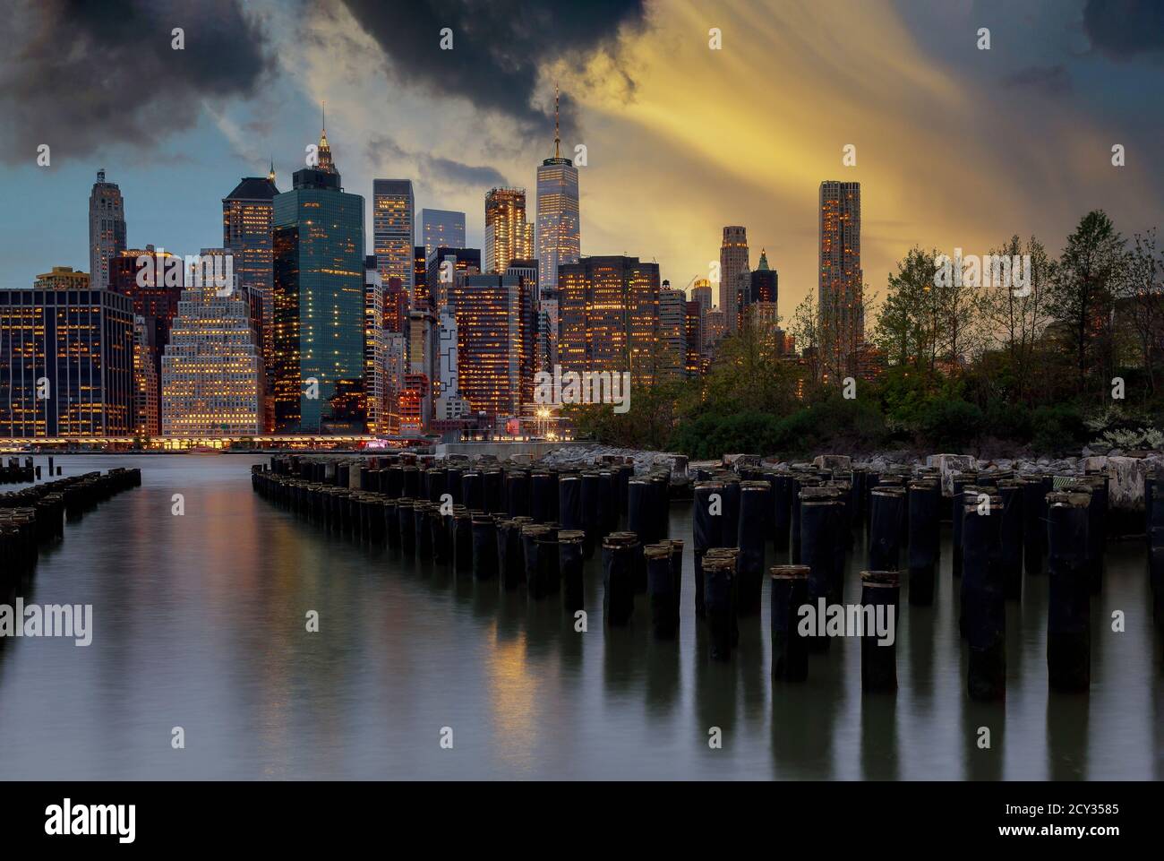 New York City mit der Skyline von Manhattan über dem East River Während Sonnenuntergang in den USA Stockfoto