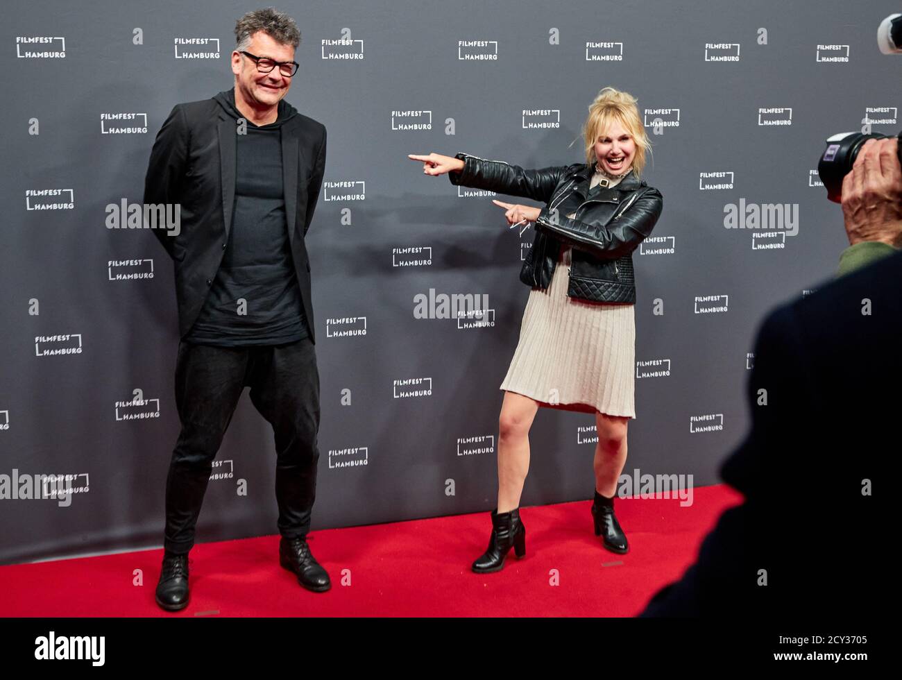 Hamburg, Deutschland. Oktober 2020. Oliver Schwabe, Regisseur, und Christine Zierl, Schauspielerin, kommen zur Premiere des Fernsehfilms 'Helga - die zwei Gesichter der Feddersen' beim Filmfest Hamburg. Quelle: Georg Wendt/dpa/Alamy Live News Stockfoto