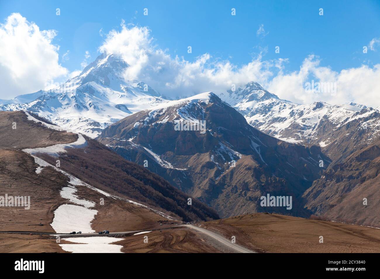 Kazbek. Georgianische Landschaft mit Bergstraße bei sonnigem Tag Stockfoto