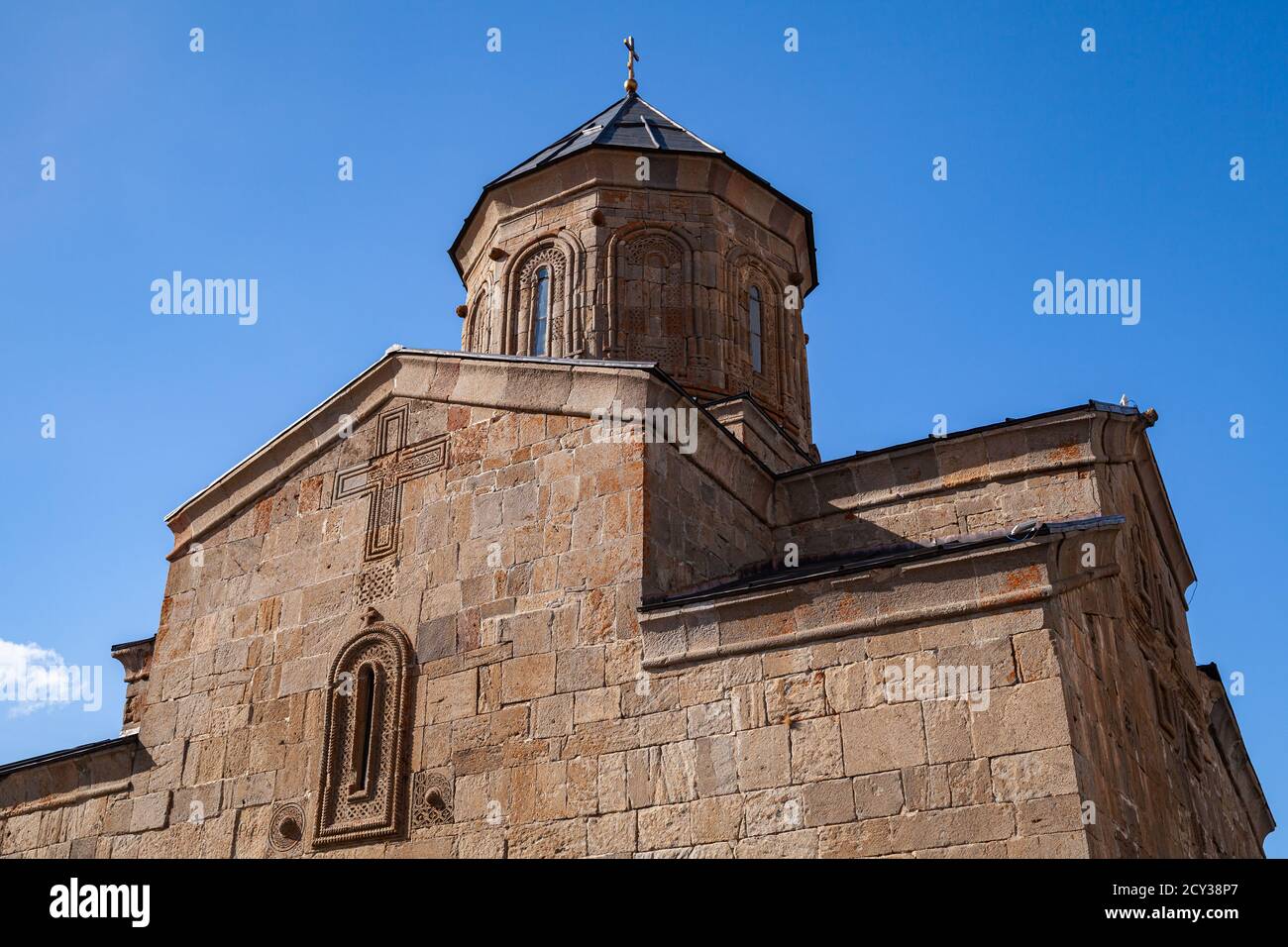 Gergeti Trinity Church außen, Georgia. Die Kirche befindet sich am rechten Ufer des Flusses Chkheri unter dem Berg Kazbek Stockfoto