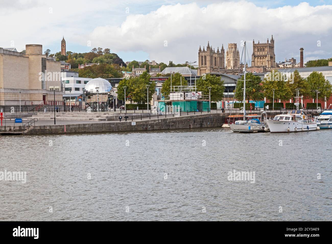 St. Augustine’s Reach in Bristol, Großbritannien mit Brandon Hill, Bristol Cathedral und der University of Bristol im Hintergrund sichtbar Stockfoto