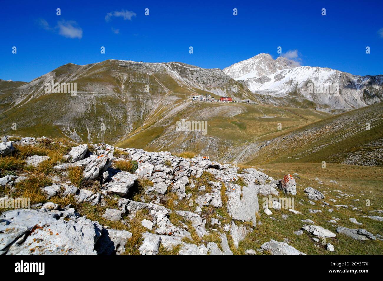 Campo Imperatore in Gran Sasso, Abruzzen, Italien. Das Hotel Campo Imperatore ist das rote Gebäude. Stockfoto