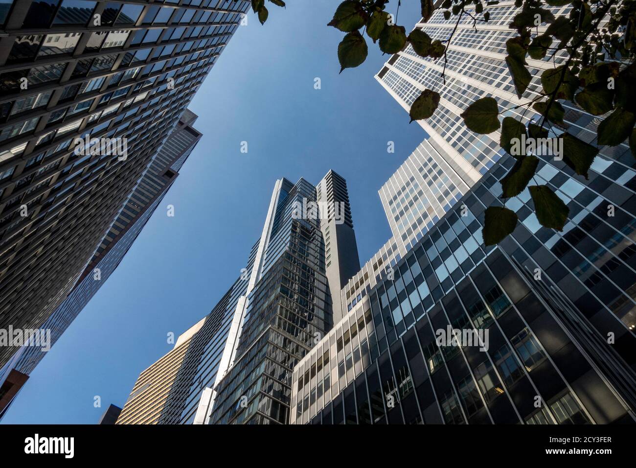 Das Plaza 52 ist ein Wolkenkratzer mit gemischter Nutzung, Gewerbe- und Wohngebäude, an der 133 W. 52nd St, NYC, USA Stockfoto