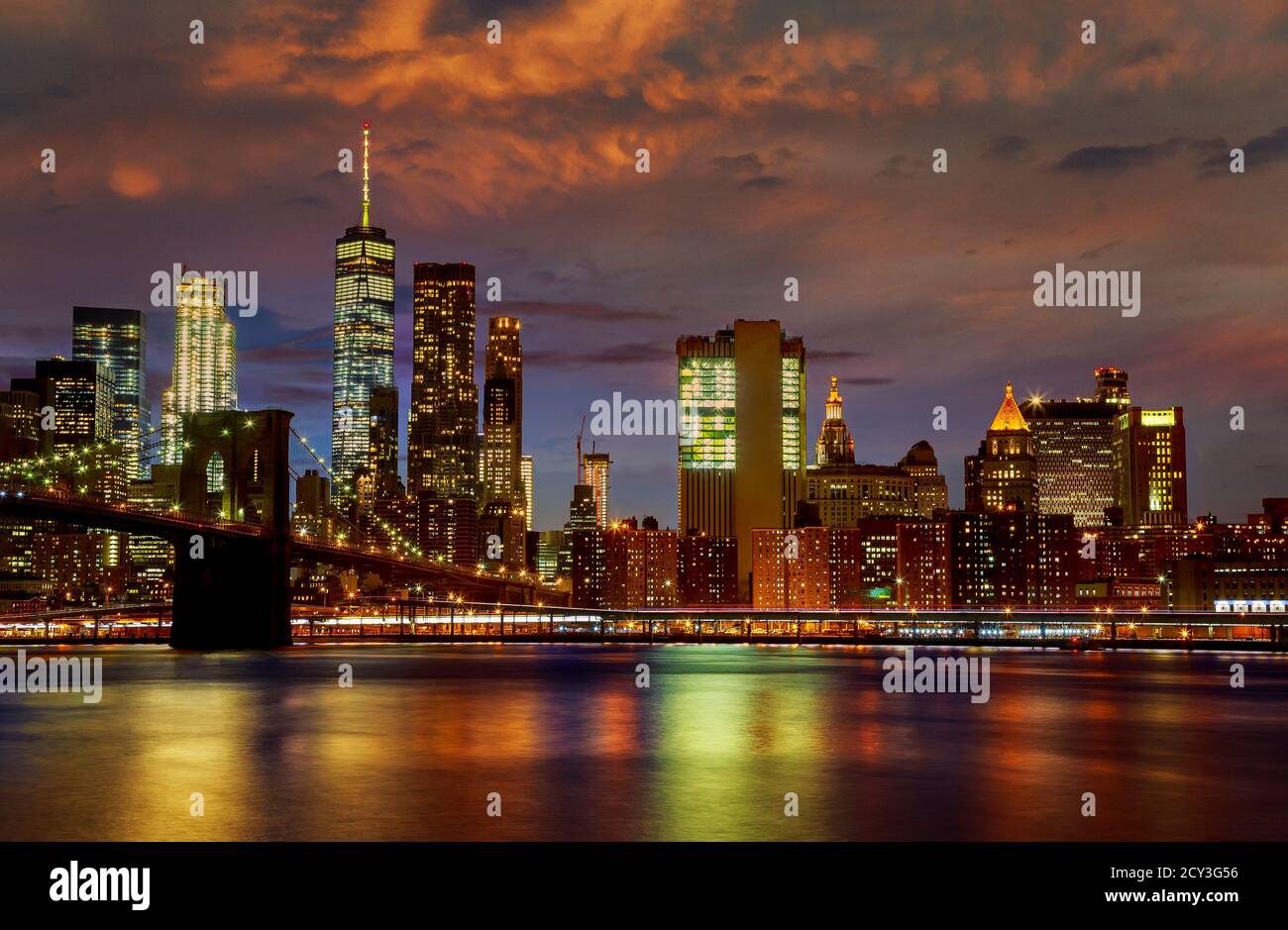 Herrliche Aussicht auf die Brooklyn Bridge bei der Skyline von Manhattan nach Sonnenuntergang, New York City beleuchtet bei Nacht Stockfoto