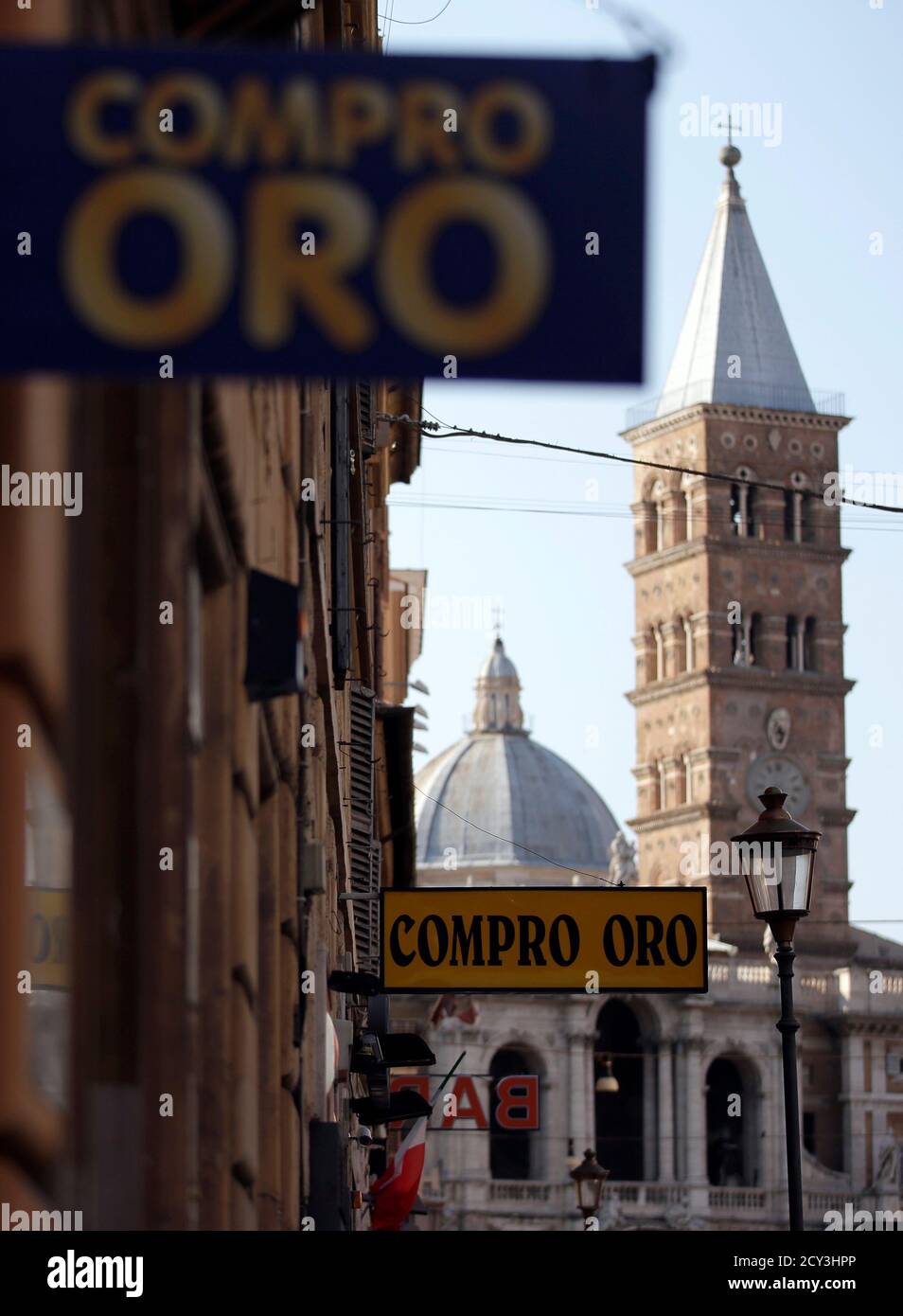 Zeichen, die Werbung für die Dienstleistungen von einem Pfandleiher, der lautet "Ich kaufe Gold", im Zentrum von Rom, 17. August 2012 gesehen werden. Innenstädte werden transformiert wie traditionelle Geschäfte pleite, ihre Zeichen ersetzt durch diejenigen, die gehen 'Compro Oro', oder "Ich Gold kaufen" anzukündigen. Das Eurispes-Thinktank schätzt, dass die Zahl der "Compro Oro" Shops in den letzten zwei Jahren vervierfacht hat. Die Verbreitung von Pfandleiher, mit einem geschätzten Jahresumsatz von 7 Milliarden Euro, ist ein sehr sichtbares Zeichen, das für Millionen Italiener Leben zum Schlechteren verändert hat. Bild 17. August 2012. Entsprechend der Funktion Italien-PA Stockfoto
