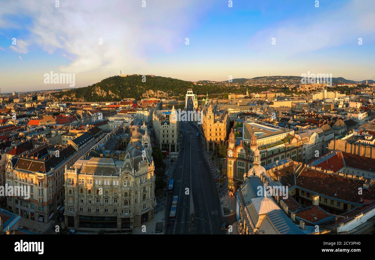 Erstaunliche Luftpanorama Stadtlandschaft über BudapestDowntown. Ferenciek Platz im Vordergrund. Stockfoto