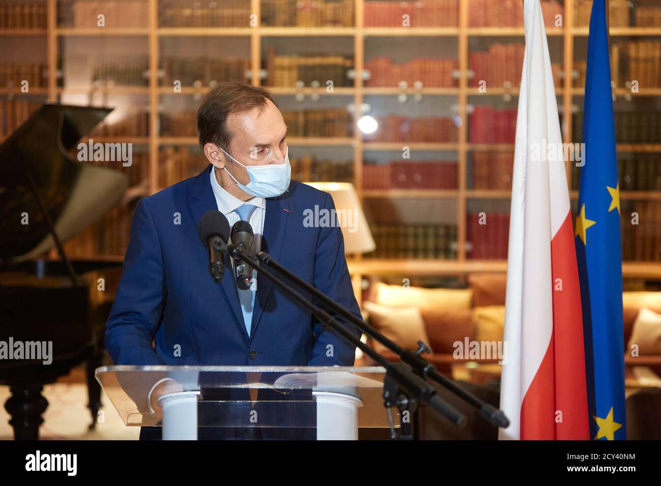 Warschau, Masowien, Polen. Oktober 2020. Der französische Botschafter in Polen FREDERIC BILLET überreichte Barbara NOWACKA, MITGLIED des polnischen Parlaments und SOZIALAKTIVISTIN, die Insignie des Nationalordens von Merit.in das Bild: FREDERIC BILLET Credit: Hubert Mathis/ZUMA Wire/Alamy Live News Stockfoto