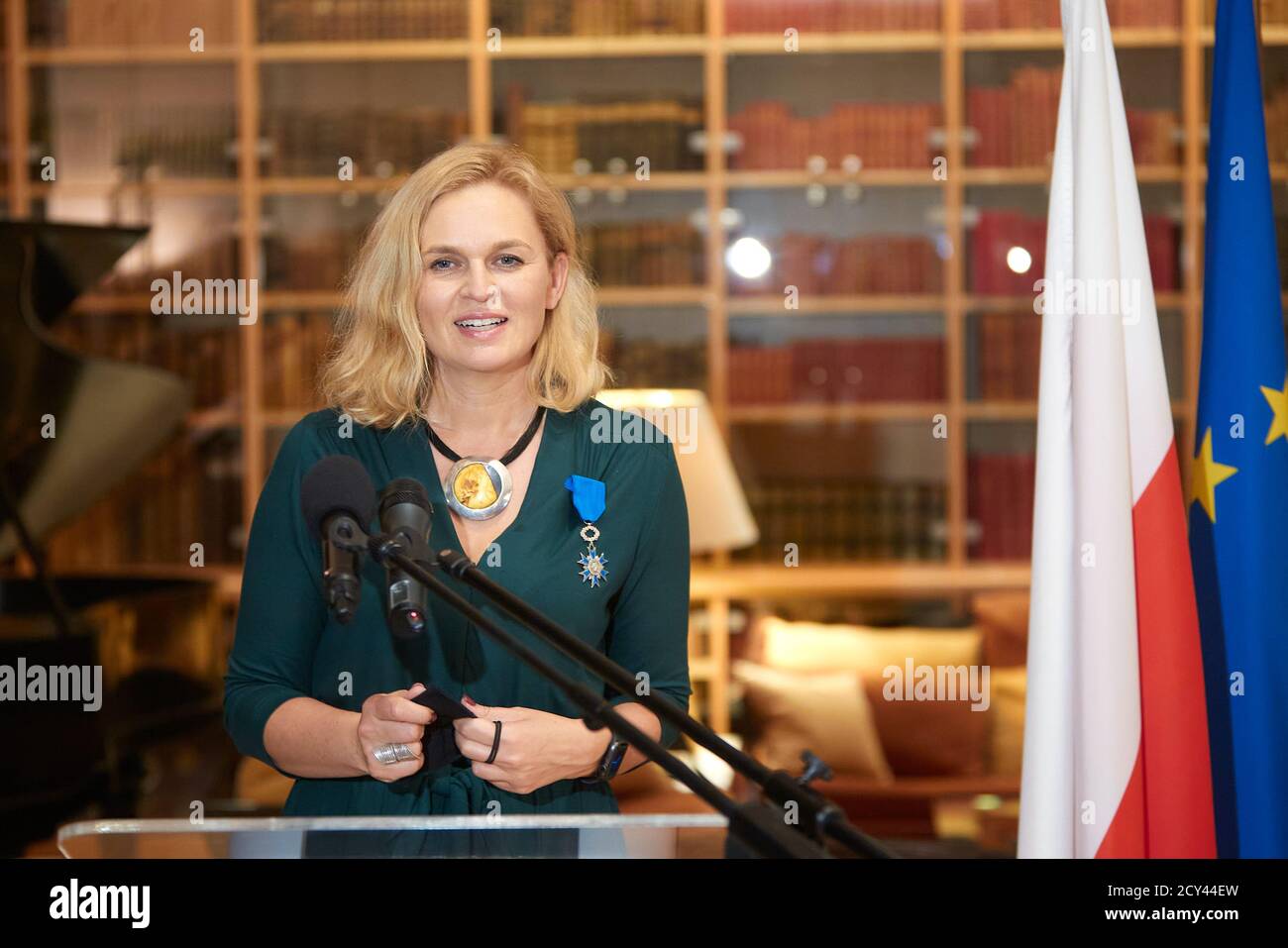 Warschau, Masowien, Polen. Oktober 2020. Der französische Botschafter in Polen FREDERIC BILLET überreichte Barbara NOWACKA, MITGLIED des polnischen Parlaments und SOZIALAKTIVISTIN, das Insignie des Nationalordens von Merit.in das Bild: BARBARA NOWACKA Kredit: Hubert Mathis/ZUMA Wire/Alamy Live News Stockfoto