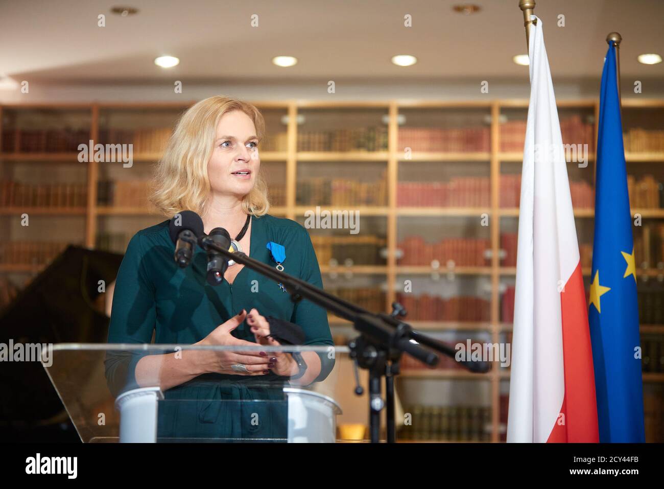 Warschau, Masowien, Polen. Oktober 2020. Der französische Botschafter in Polen FREDERIC BILLET überreichte Barbara NOWACKA, MITGLIED des polnischen Parlaments und SOZIALAKTIVISTIN, das Insignie des Nationalordens von Merit.in das Bild: BARBARA NOWACKA Kredit: Hubert Mathis/ZUMA Wire/Alamy Live News Stockfoto