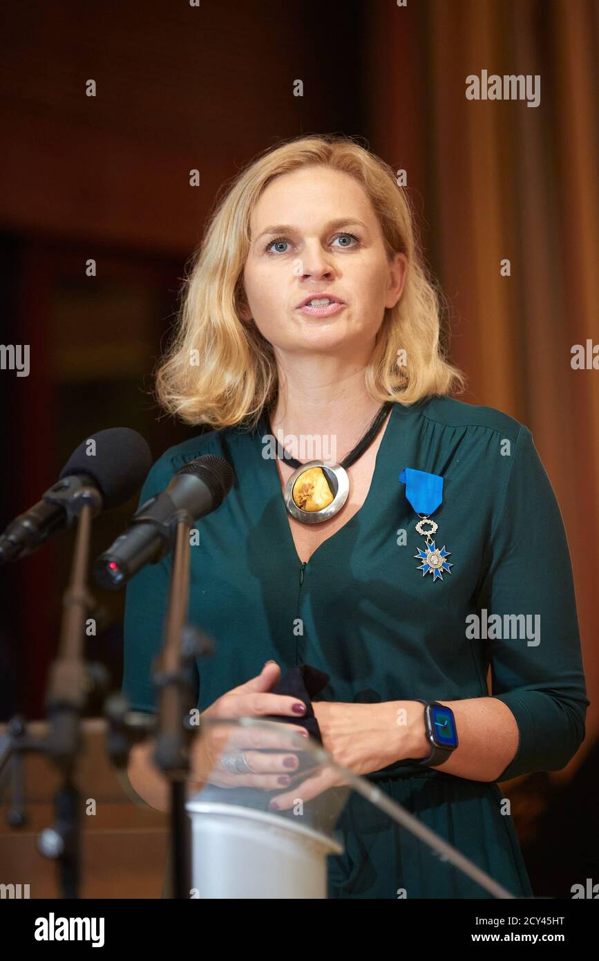 Warschau, Masowien, Polen. Oktober 2020. Der französische Botschafter in Polen FREDERIC BILLET überreichte Barbara NOWACKA, MITGLIED des polnischen Parlaments und SOZIALAKTIVISTIN, das Insignie des Nationalordens von Merit.in das Bild: BARBARA NOWACKA Kredit: Hubert Mathis/ZUMA Wire/Alamy Live News Stockfoto