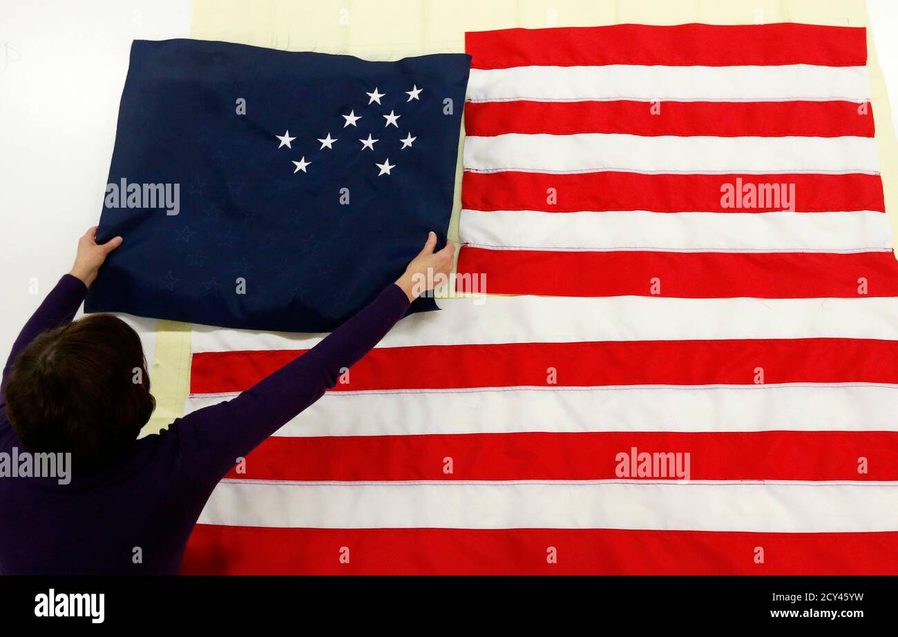 Ein Arbeiter Wird Stücke Von Einer Us-Nationalflagge Bei Der Waelkens Flagge  Firma In Oostrozebeke 4. Februar 2013 Angepasst. Wenn Us-Präsident Barack  Obama Für Seine Zweite Amtszeit Am 21. Januar Vereidigt Wurde, Ist