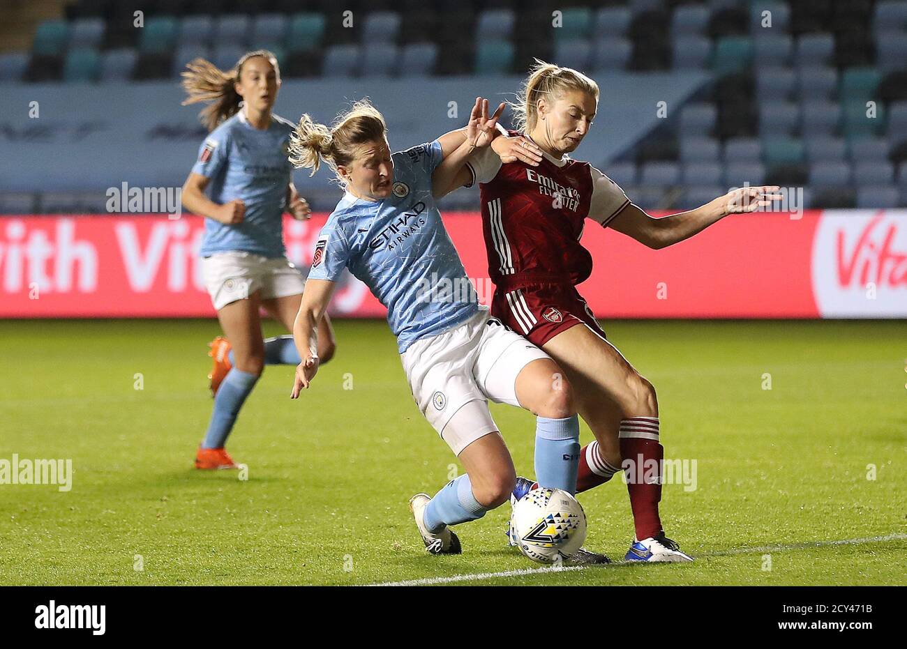 Ellen White von Manchester City kämpft im Halbfinale des Vitality FA Women's Cup im Academy Stadium in Manchester mit Leah Williamson von Arsenal um den Ball. Stockfoto