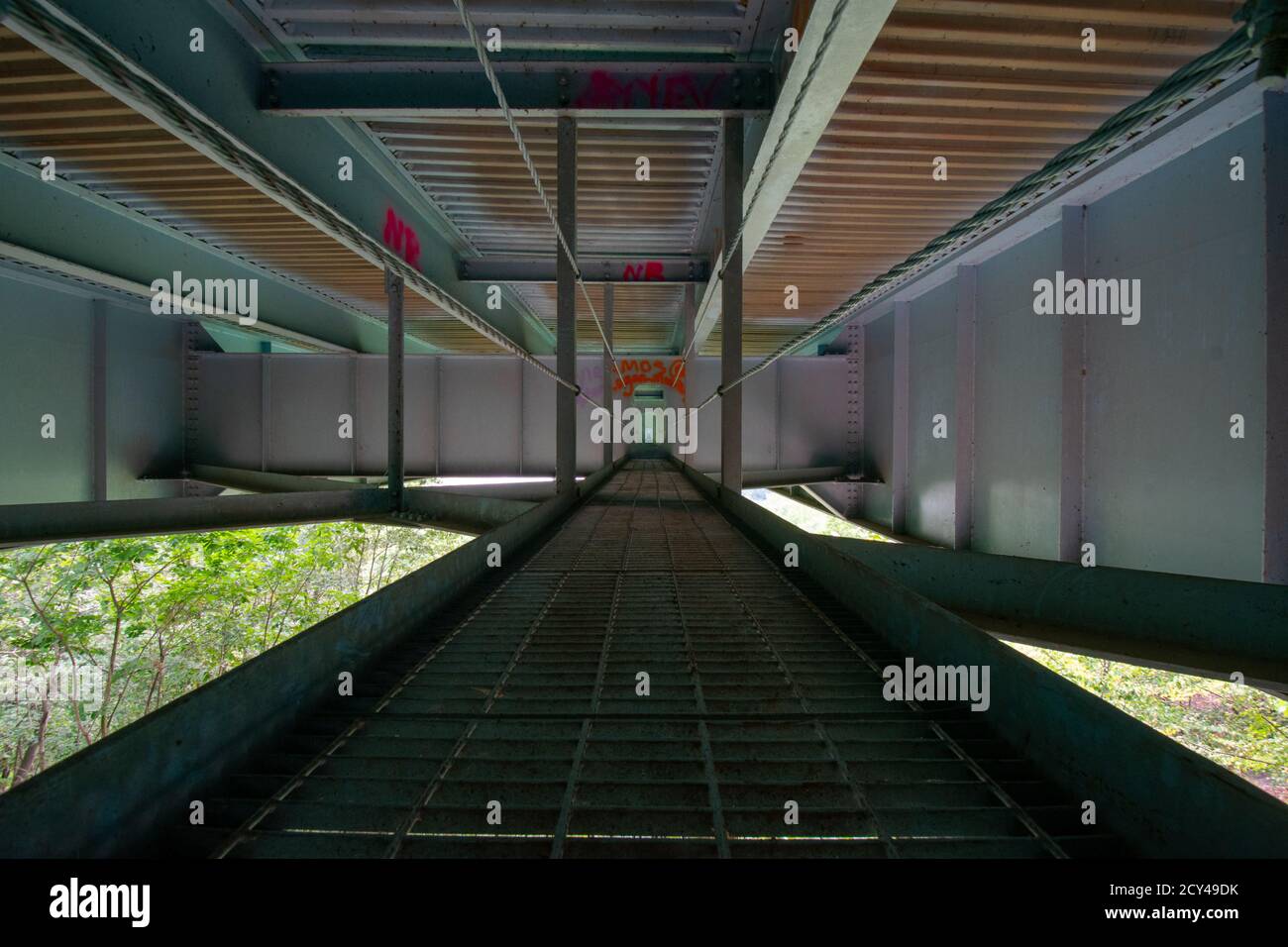 Ein Scary Metal Gehweg unter der Norman Wood Bridge in der Nähe Lock 12 in Pennsylvania Stockfoto