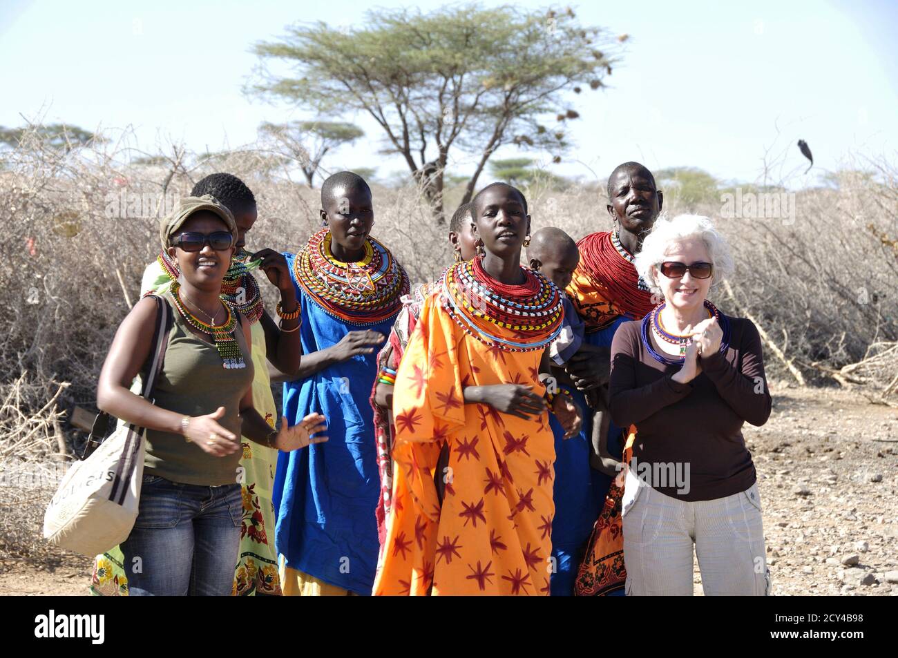 Samburu Dorf Frauen mit wunderschönen Halslose beatwork und eine weiße Dame besuchen Sie Stockfoto