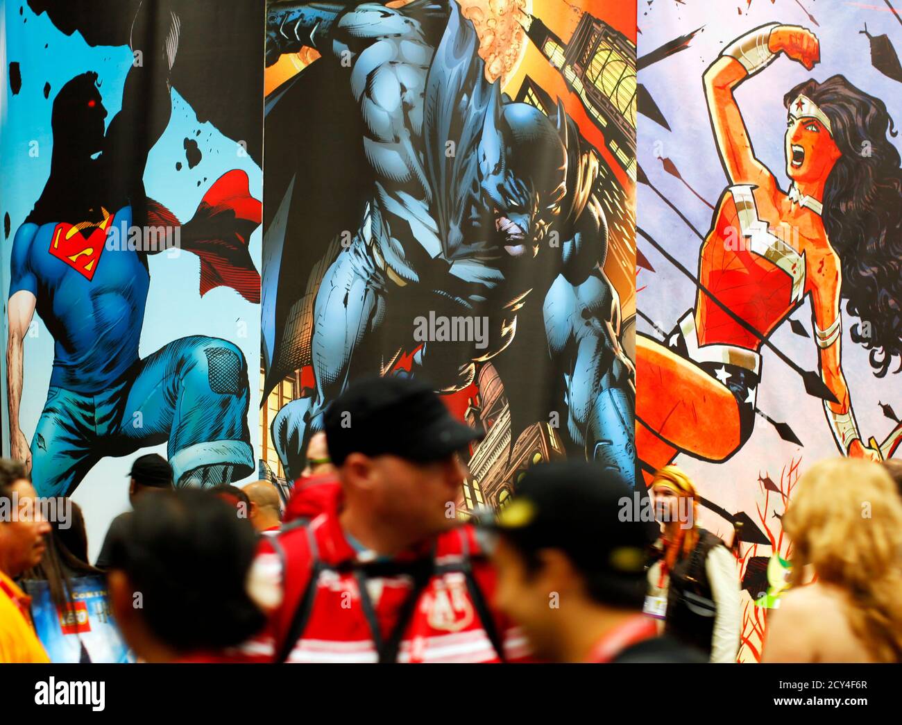 Die Teilnehmer gehen während der Popkultur-Veranstaltung in San Diego, Kalifornien, am 22. Juli 2011 auf der Comic Con durch die Convention Floor. REUTERS/Mike Blake (VEREINIGTE STAATEN - Tags: UNTERHALTUNG GESELLSCHAFT PROFIL) Stockfoto