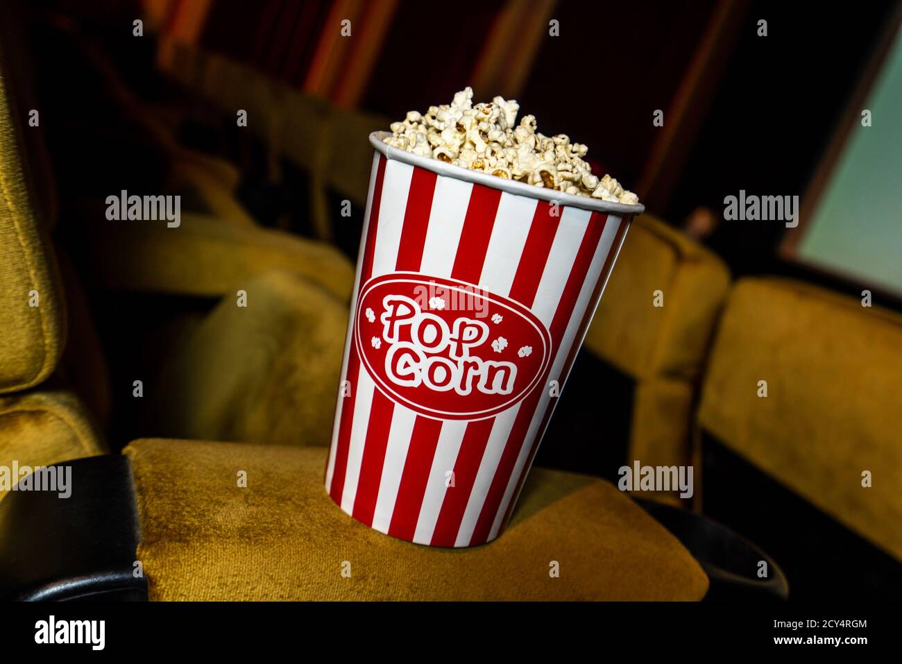 Eine Reihe gelber Sitz mit Popcorn auf dem Stuhl im Kino Stockfoto