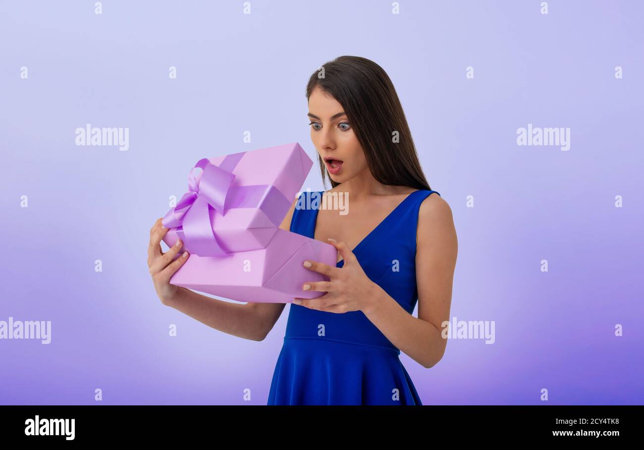 Die Frau ist schockiert, weil sie ein gutes Geschenk erhalten hat Stockfoto