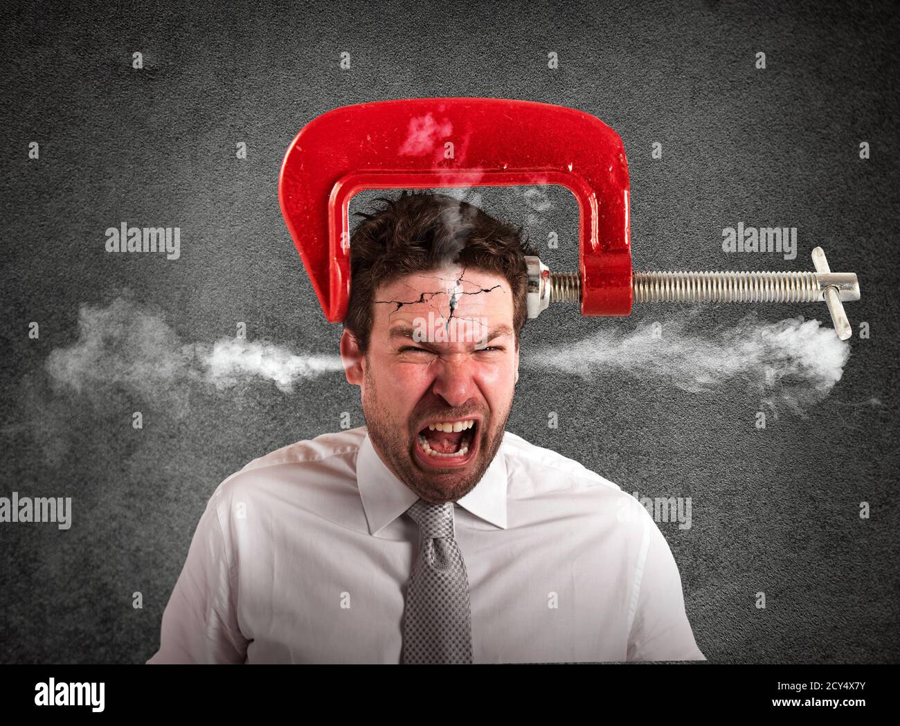 Geschäftsmann mit einem Laster auf dem Kopf. Konzept der Kopfschmerzen Stockfoto