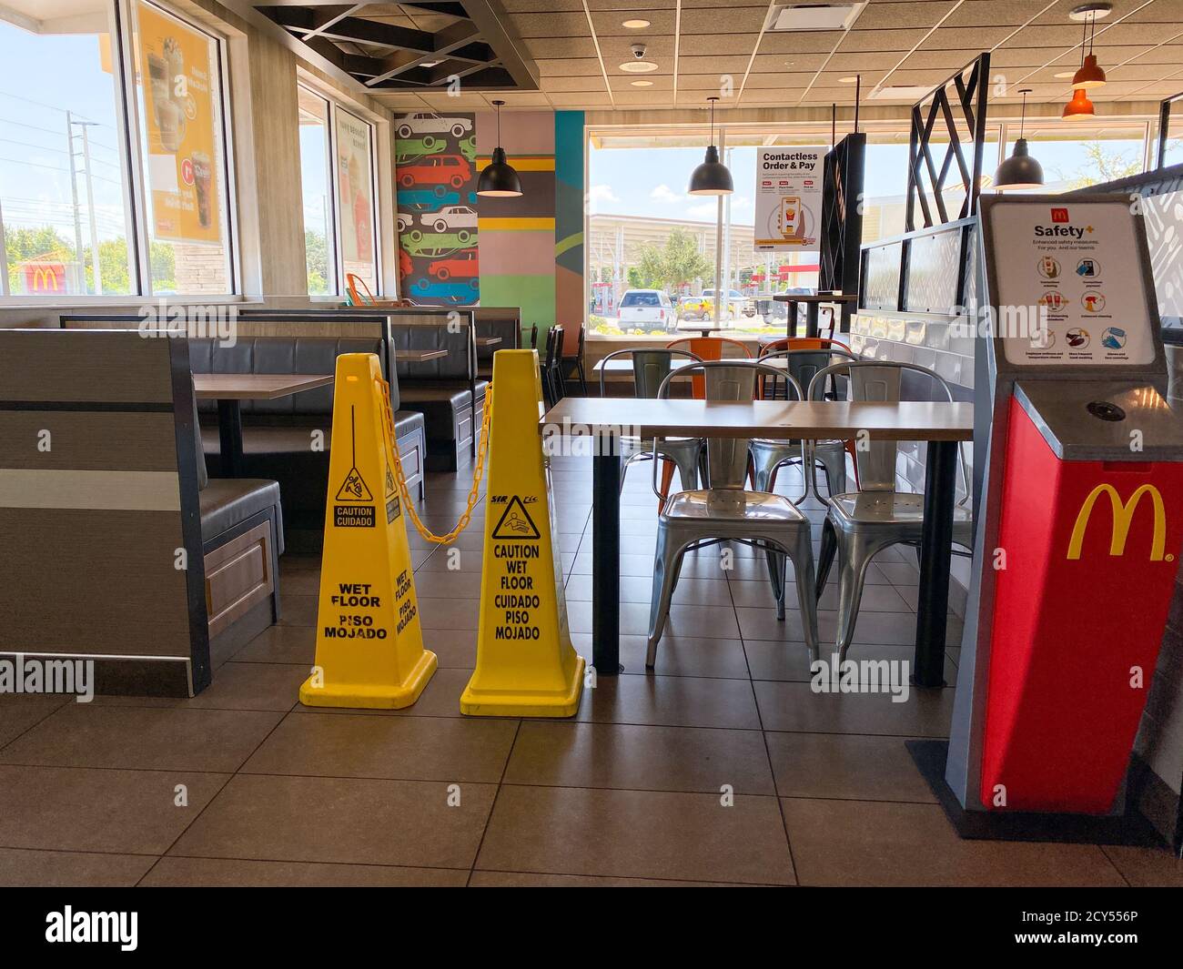 Orlando, FL/USA-9/1/20: Der geschlossene Speisesaal eines McDonalds wegen der Coronavirus-Pandemie in Orlando, Florida. Stockfoto