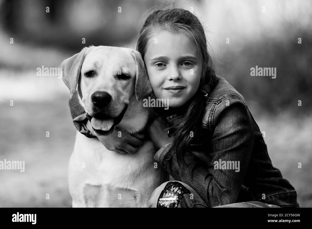 Teen Mädchen mit ihrem Hund. Schwarzweiß-Foto. Stockfoto