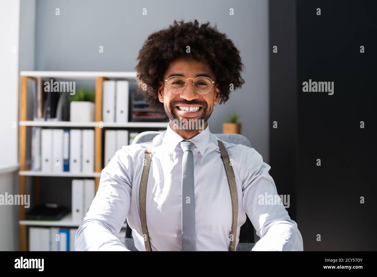 Afroamerikanischer Schwarzer Mann Portrait Am Schreibtisch Stockfoto