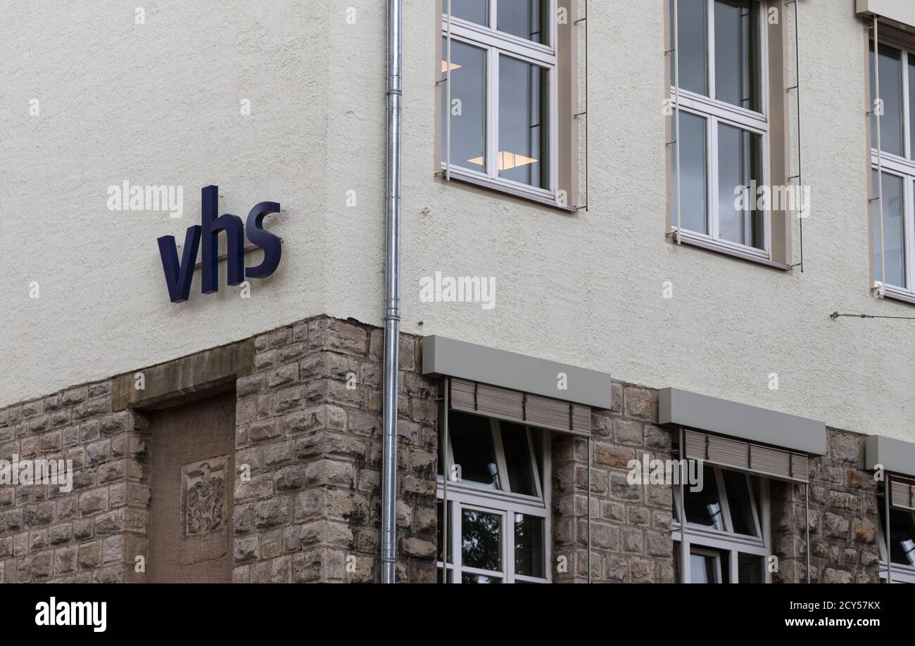Hildesheim, 28. September 2020: Logo der vhs, einer Einrichtung für Erwachsene zur Weiterbildung Stockfoto