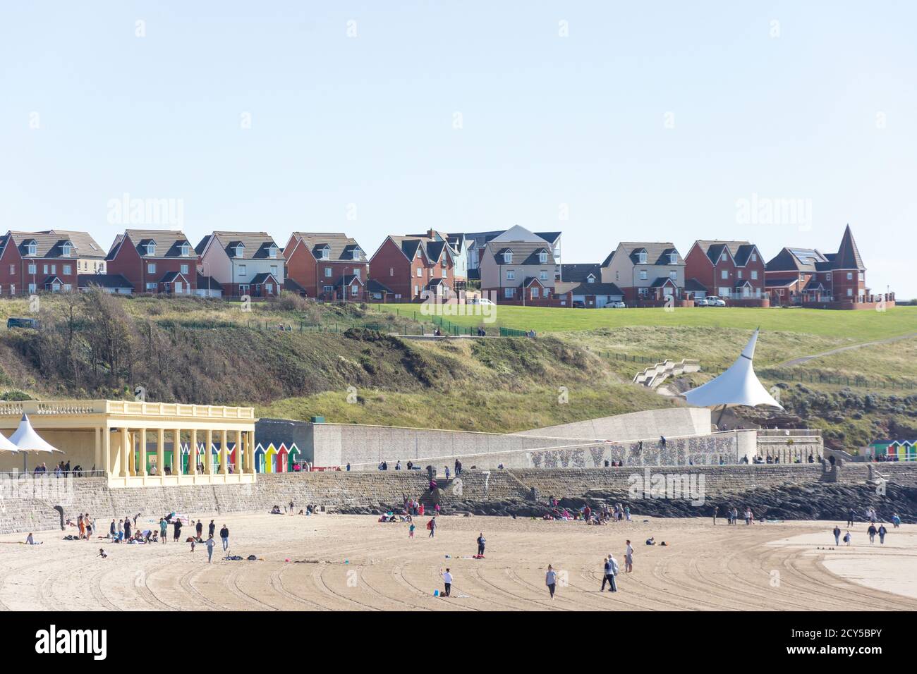 Whitmore Bay Beach, Promenade and Houses, Barry Island, Barry (Y Barri), Vale of Glamorgan, Wales, Vereinigtes Königreich Stockfoto