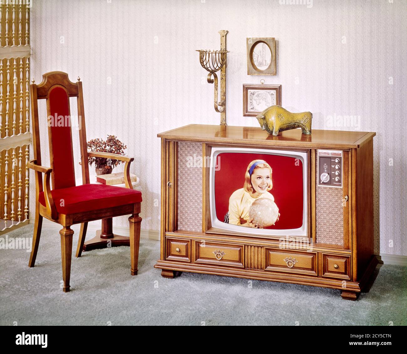 1960s 1970er Grossen Bildschirm Konsole Kathodenstrahlrohre Crt Farbe Fernseher Im Wohnzimmer Kt637 Har001 Hars Personen Unterhaltung Lane Ray Dekoration Konsole Dekor Bowling Ball Rundfunk Discovery Composite Interiors Erholung Innovation In High