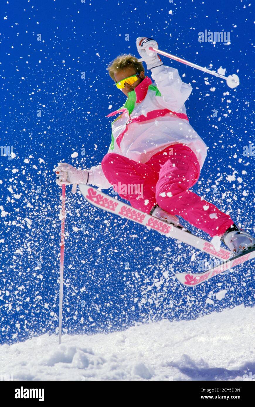 IN DEN 1990ER JAHREN FLIEGENDE SKIFAHRER KICKING UP SCHNEE TRAGEN ROSA UND WEISS JACKE UND ROSA HOSE VAIL COLORADO USA - KW11996 WAL004 HARS FARBE ACTION SCHNELL ALTE ZEIT NOSTALGIE ALTE MODE 1 FITNESS STYLE BERGE GESUNDE JUNGE ERWACHSENE SKI URLAUB HOSEN SPORTLER FIT JOY LIFESTYLE GESCHWINDIGKEIT ZUFRIEDENHEIT GESUNDHEIT KICKING SKIFAHRER KOPIEPLATZ FULL-LENGTH BODEN PERSONEN MÄNNER ATHLETISCHEN BERUF CO NORDAMERIKA FREIHEIT AKTIVITÄT ROCKY SPEICHERN KÖRPERLICHE ABENTEUER STÄRKE STILE UND ERFAHRENE SPRITZEN FORDERN SIE SPANNUNG LOW-ANGLE-ERHOLUNG SKIFAHRER IN DER LUFT KONZEPTIONELLE VAIL KOORDINATION FLEXIBILITÄT MUSKELN Stockfoto