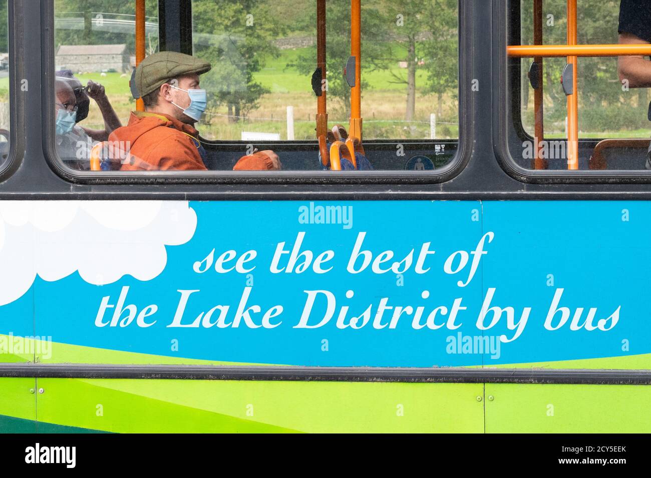 Passagier mit Gesichtsmaske im Bus in Patterdale, Lake District, Cumbria, England, Großbritannien Stockfoto