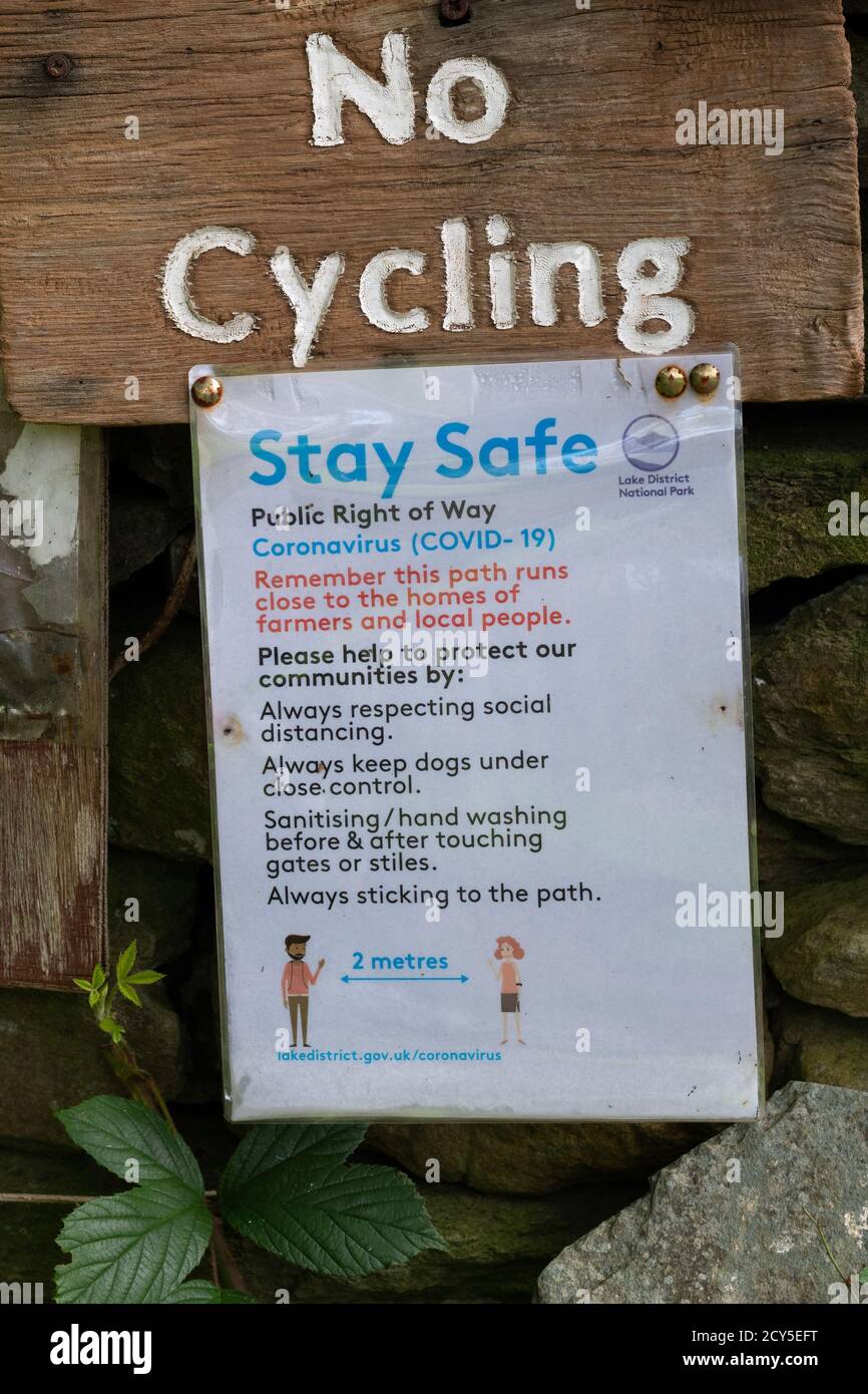 Öffentliche Wegerecht Hinweis fordert Wanderer zu desinfizieren oder waschen Hände vor und nach dem Berühren von Toren oder Stiles - Lake District National Park, England Stockfoto