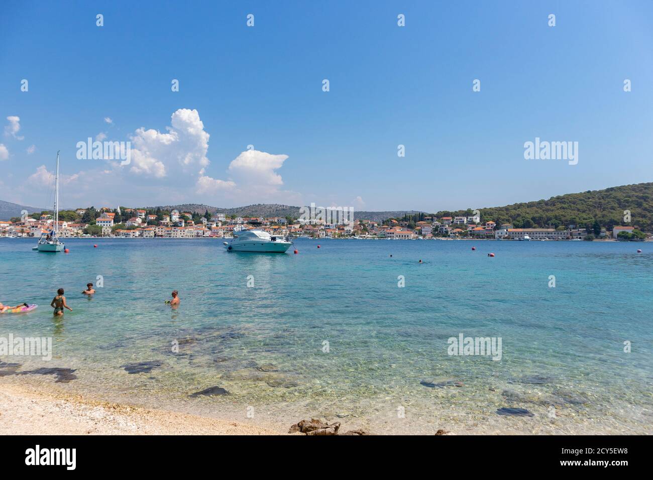 Rogoznica, Kroatien-11. August 2020: Wunderschöne blaue Bucht von Rogoznica, kleiner Fischerort im dalmatinischen Meer Stockfoto