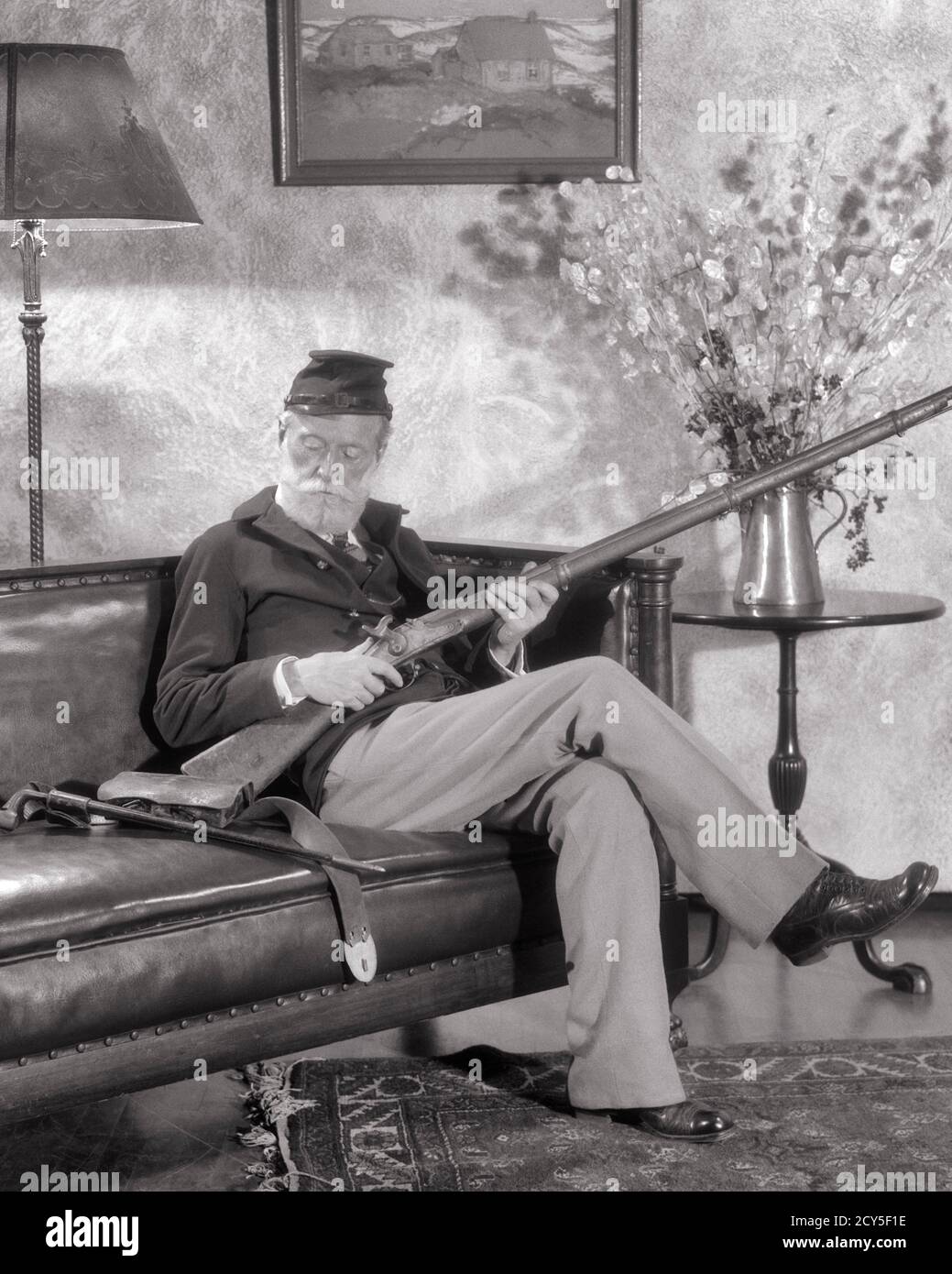 1920ER JAHRE AMERIKANISCHER BÜRGERKRIEG UNION ARMEE VETERAN ÄLTERE ÄLTERE MANN REMINISCING SITZEN IN ALTEN UNIFORM MIT ANTIKEN GEWEHR MUSKET - M2230 HAR001 HARS ÄLTERE GESUNDHEIT HEIM LEBEN KOPIEREN RAUM VOLLER LÄNGE PERSONEN GEWEHR INSPIRATION MÄNNER SPIRITUALITÄT SENIOR MAN SENIOR ADULT S&W TRAURIGKEIT TRÄUME ALTER WELLNESS OLDSTERS OLDSTER STÄRKE SIEG UNION MUT WISSEN FÜHRUNG STOLZ IN AUTORITÄT UNIFORMEN ÄLTESTEN KONZEPTIONELLE KEPI MUSKET VETERAN VERBLASST ÄLTEREN MANN SCHUSSWAFFEN ENTSPANNUNG SCHWARZ UND WEISS KAUKASISCHEN ETHNIZITÄT BÜRGERKRIEG HAR001 ALTMODISCH Stockfoto