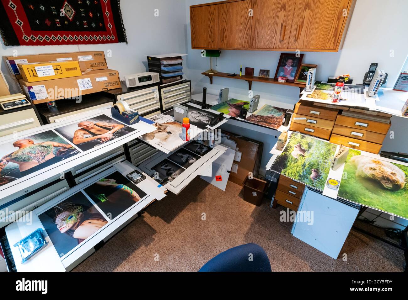 Großformatige Gicleé-Farbdrucke trocknen im Büro des Fotografen Stockfoto
