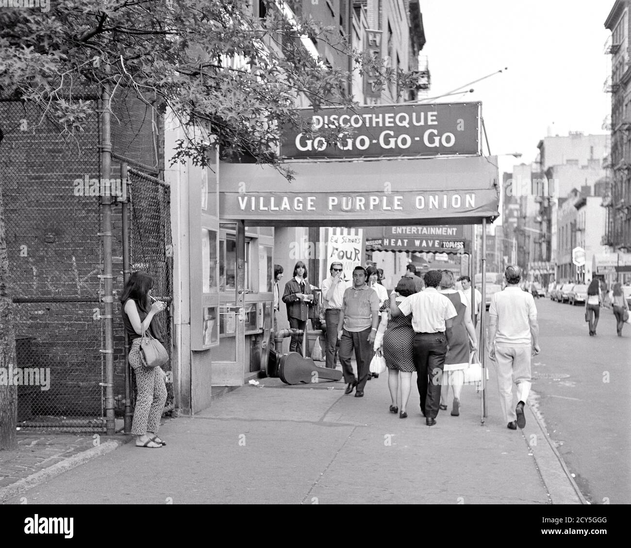 60ER JAHRE GREENWICH VILLAGE CITY STREET SCENE GRUPPE VON JUNGEN ERWACHSENEN EIN SPAZIERGANG ENTLANG DER LILA ZWIEBEL EINE BERÜHMTE GO-GO-BAR NYC USA - R20867 HAR001 HARS KOPIEREN RAUM IN VOLLER LÄNGE DAMEN PERSONEN DORF GEHEN VEREINIGTE STAATEN VON AMERIKA MÄNNER FUSSGÄNGER UNTERHALTUNG B&W NORDAMERIKA FREIHEIT NORDAMERIKA WEITWINKEL VERSUCHUNG TRÄUME LILA FREIZEIT ZWIEBEL ENTLANG DER WAHL AUSSERHALB BERÜHMTEN ERHOLUNG GOTHAM RICHTUNG DURCH DIE GELEGENHEIT DIE NYC VERGANGENHEIT VERBINDUNG GREENWICH KONZEPTIONELL NEU YORK CITIES TEENAGERALTER NEW YORK CITY DISKOTHEK ENTSPANNUNG ZWEISAMKEIT SCHWARZ UND WEISS GEHEN-GO HAR001 ALTMODISCH Stockfoto