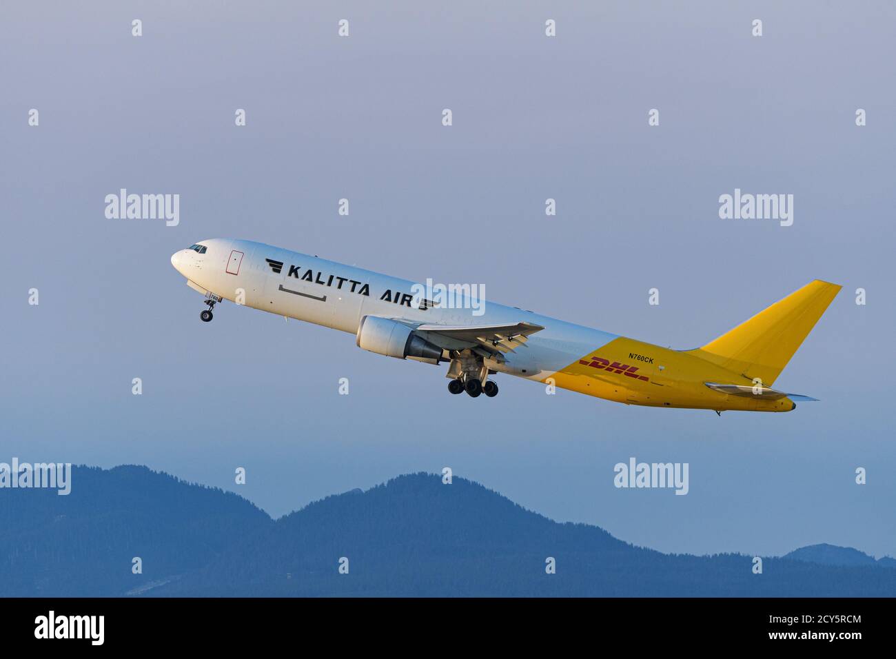 Richmond, British Columbia, Kanada. September 2020. Ein Kalitta Air Boeing 767-341ER(BDSF) Frachtjet (N760CK), teilweise in DHL-Lackierung lackiert, hebt vom Vancouver International Airport ab. Quelle: Bayne Stanley/ZUMA Wire/Alamy Live News Stockfoto