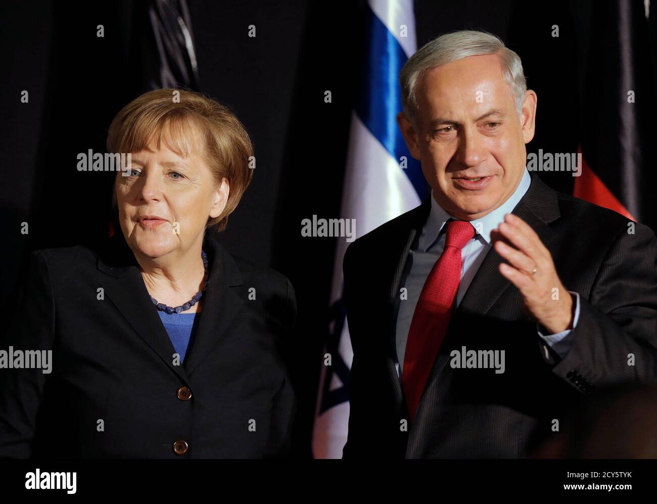 Israels Prime Minister Benjamin Netanyahu (R) steht neben Bundeskanzlerin Angela Merkel nach ihrer gemeinsamen Pressekonferenz in Jerusalem 25. Februar 2014. Deutschland sieht Iran als eine potenzielle Bedrohung nicht nur für Israel, aber auch in europäische Länder, Merkel, sagte am Dienstag auf einer gemeinsamen Pressekonferenz mit Netanyahu. REUTERS/Ammar Awad (JERUSALEM - Tags: Politik) Stockfoto