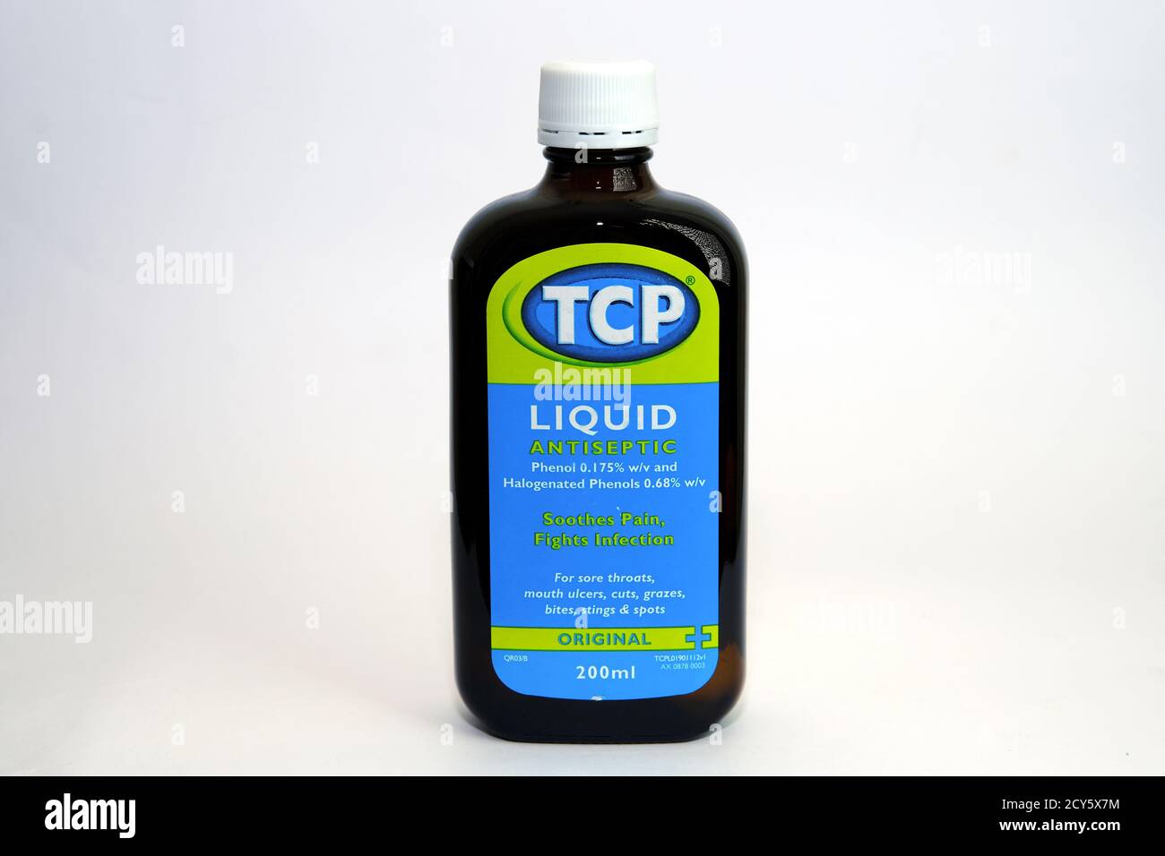 TCP antiseptische Flüssigkeit Flasche isoliert auf weiß. Phenollösung zur Bekämpfung von Infektionen bei Wunde Thoats, Schnitte, Gräser Stockfoto