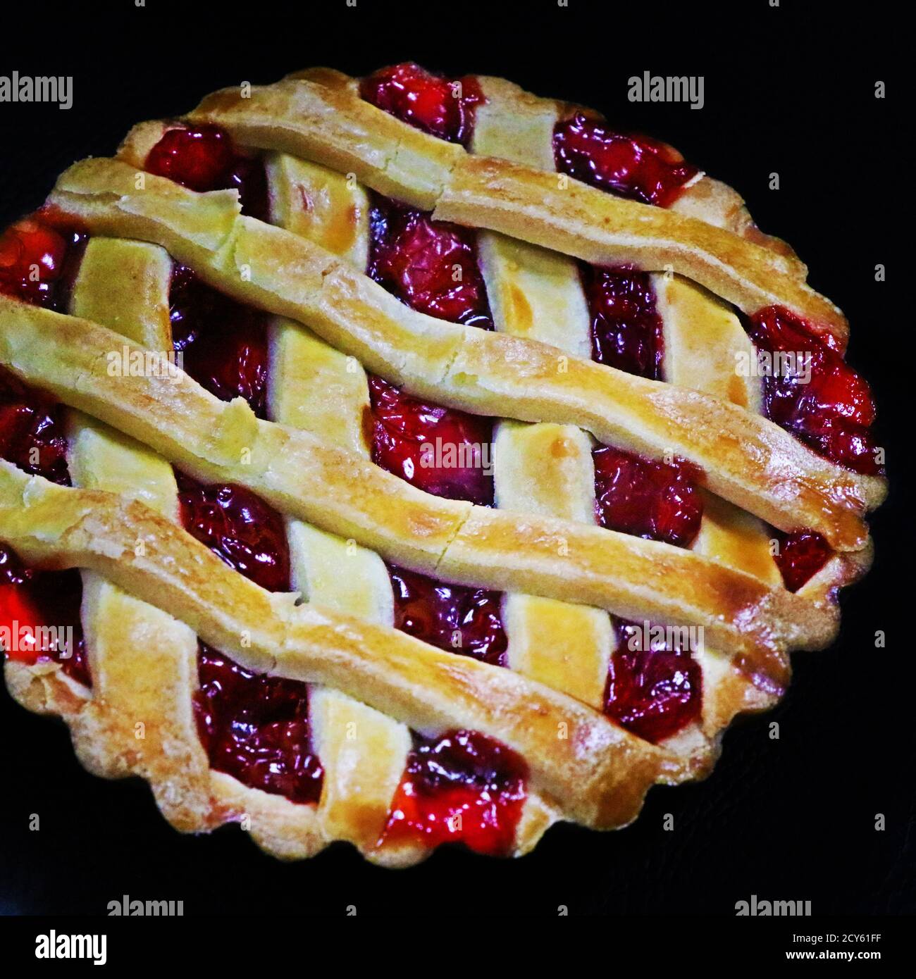 Kirschkuchen in Nahaufnahme mit schwarzem Hintergrund Stockfoto