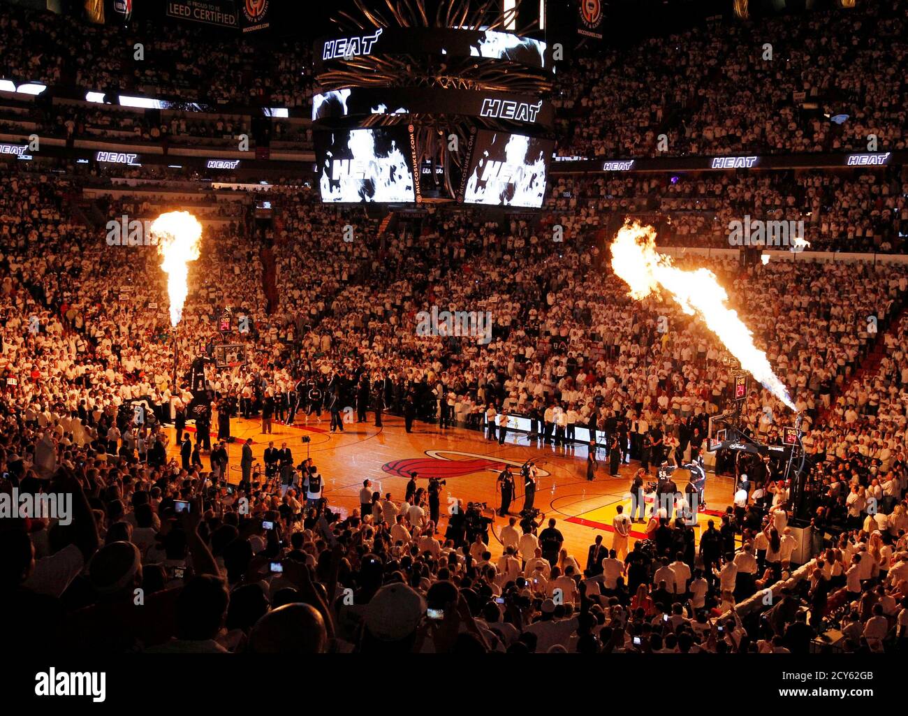 Die Miami Heat werden vor Beginn des Spiel 6 der Basketball NBA Finalserie gegen die Dallas Mavericks in Miami, 12. Juni 2011 vorgestellt. REUTERS/Joe Skipper (Vereinigte Staaten - Tags: SPORT BASKETBALL) Stockfoto